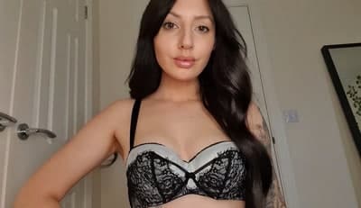 Tattooed Temptress – Mommy Horny for a Threesome with Sister