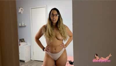 Selena Ryan – Caught Jerking To Mommy’s Fat Ass